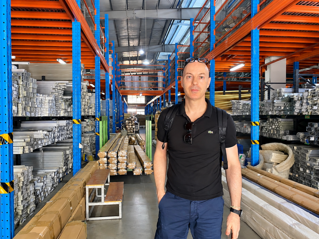 Almacén de una fábrica de perfiles de aluminio LED en China